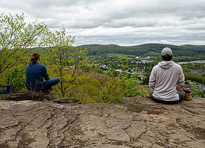 365足彩外围 students at top of Table Rock Trail meditating over valley view